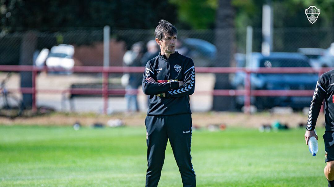 Pacheta durante un entrenamiento del Elche esta temporada