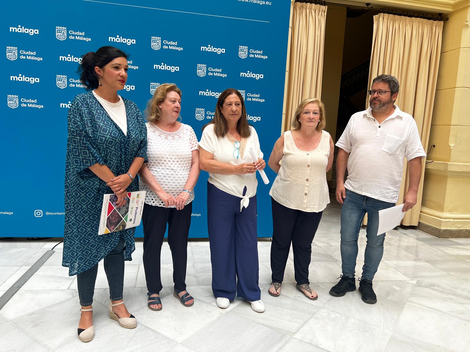Toni Morillas, portavoz de Con Málaga, Paqui, Dolores y Purificación García Caparrós y Joaquín Recio, vocal de la asociación García Caparrós (de izda a derecha) en la rueda de prensa convocada en el ayuntamiento de Málaga. Cadena SER.