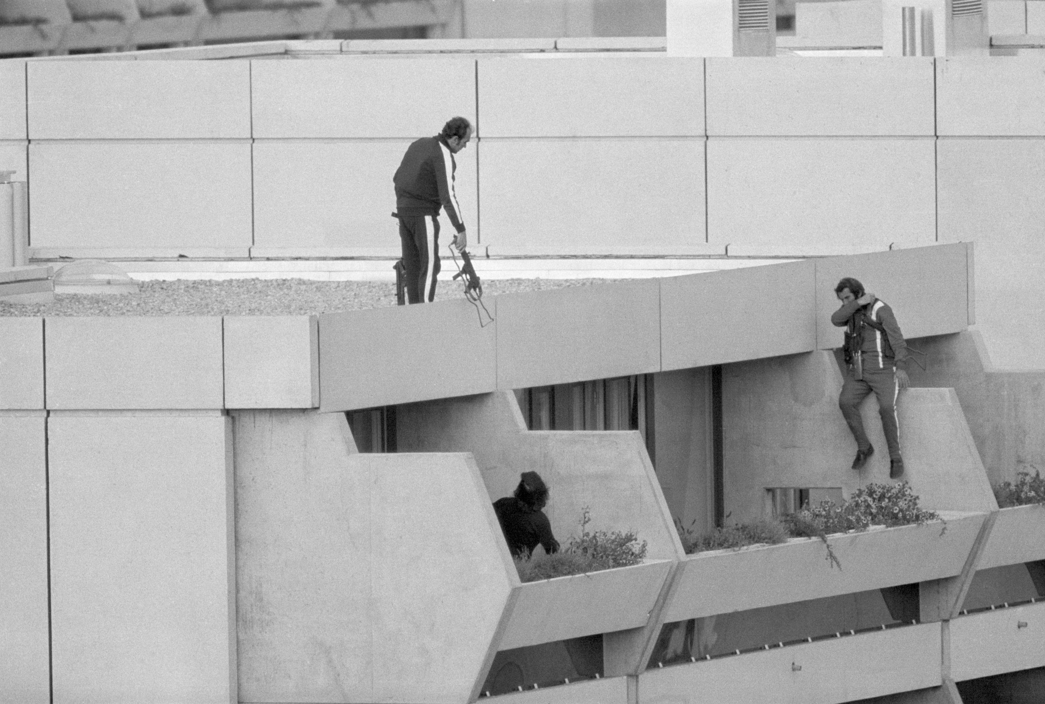 Agentes de policía toman posiciones justo encima de los apartamentos en los que habían entrado los terroristas de Septiembre Negro