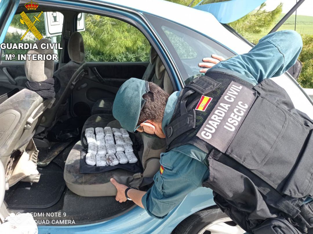La droga estaba oculta bajo la alfombra del vehículo