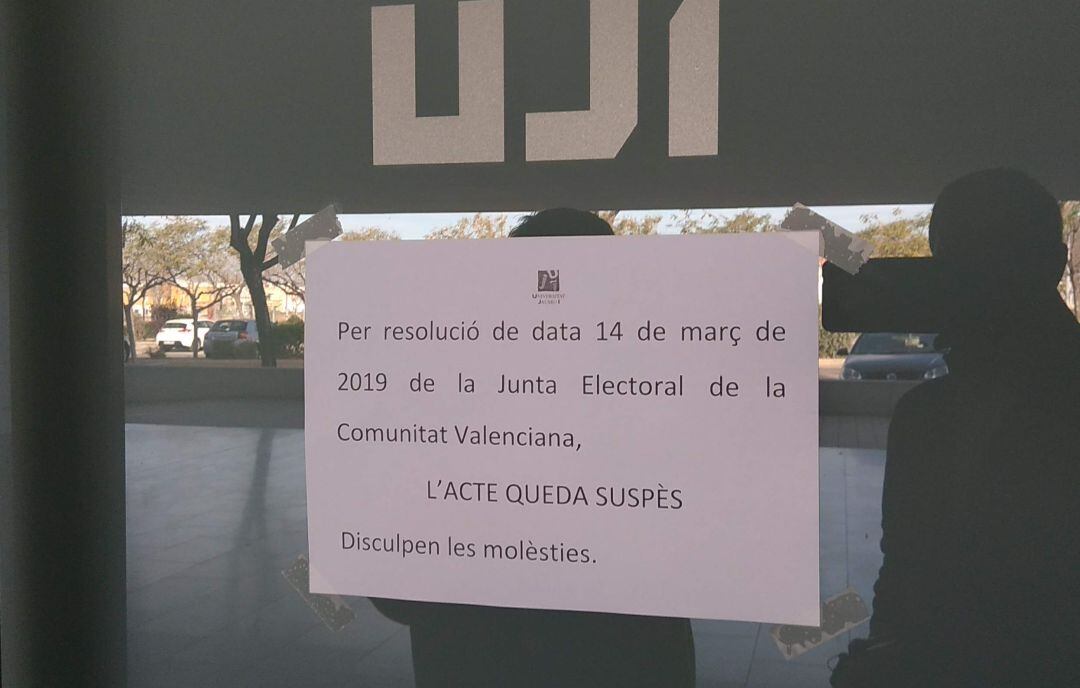 Cartel en el Paranimf de la UJI anunciando la suspensión del acto previsto con Mónica Oltra