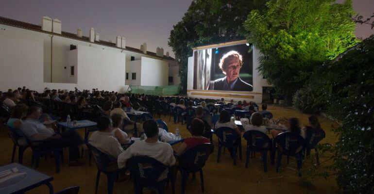 Asistentes a un cine de verano.