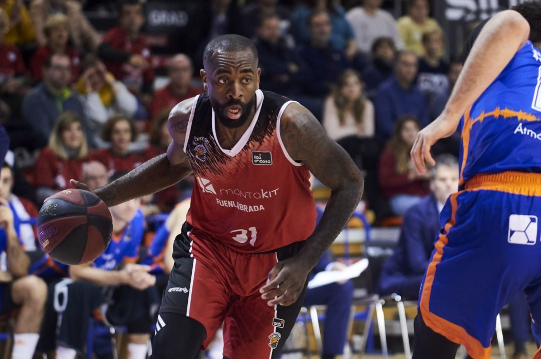 Eyenga con el balón durante la derrota ante Valencia Basket