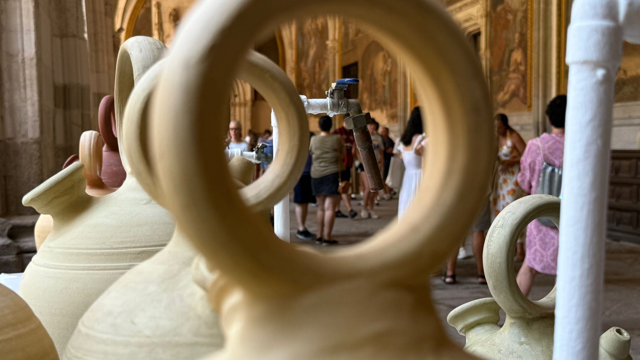 Imagen de los botijos en el claustro de la Catedral de Toledo