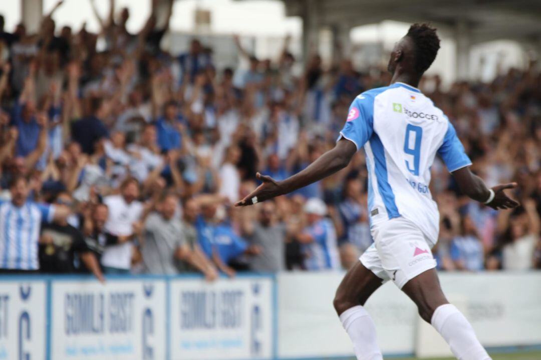 Nuha Marong con la camiseta del Atlético Baleares.