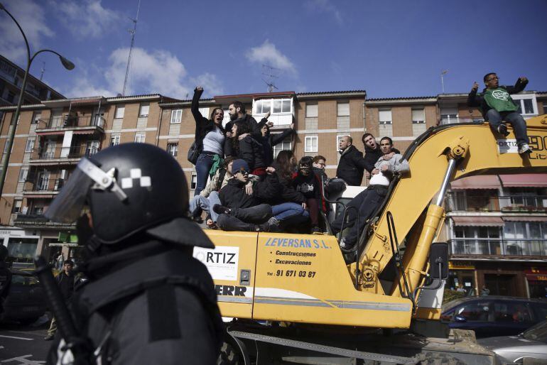 GRA075 MADRID, 27/02/2015.- Agentes de Policía Municipal ante las personas subidas en una excavadora que trataban de evitar el desalojo de la vivienda en el número 29 de la calle Ofelia Nieto, situada en el barrio madrileño de Tetuán, la única que quedaba sin desalojar dentro del ámbito de planeamiento del distrito. La Policía ha detenido a siete de las personas que trataban de evitar dicho desalojo. EFE/Javier Lizón