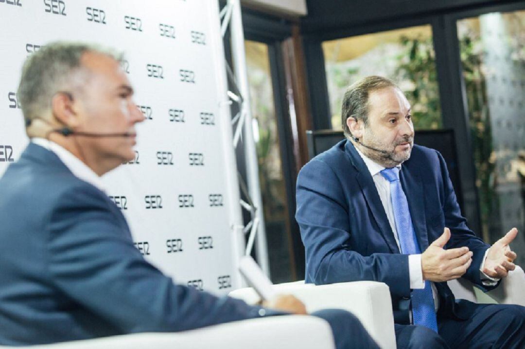 El ministro de Fomento, José Luis Ábalos, en Encuentros SER, en Alicante, el pasado 18 de septiembre, junto al director regional de la SER  en la Comunitat Valenciana, Bernardo Guzmán 