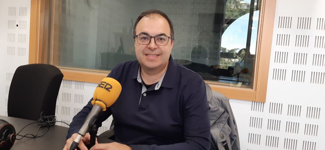Santiago Llorente en los estudios de SER Madrid Sur