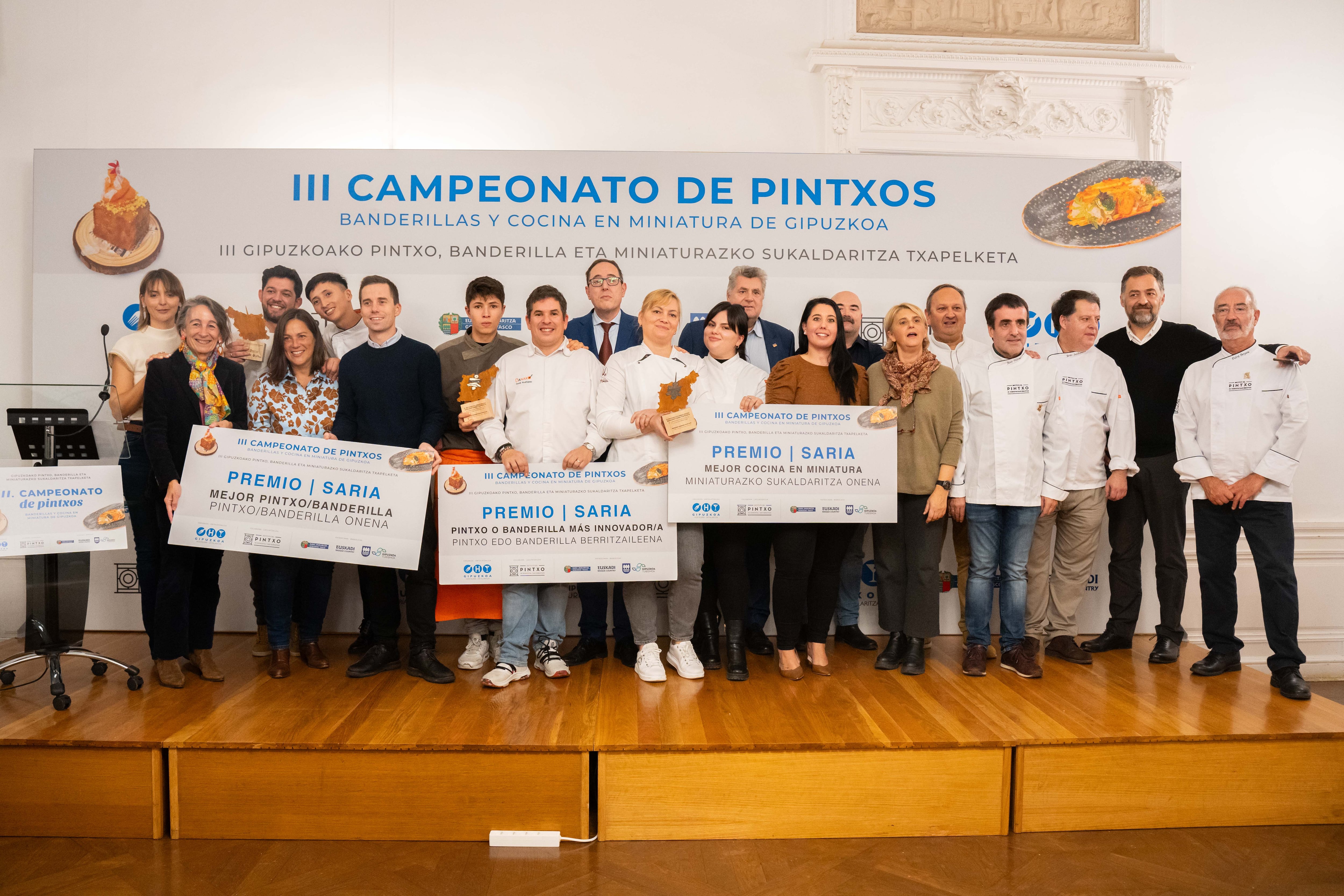 Los premiados posando tras la entrega de premios.