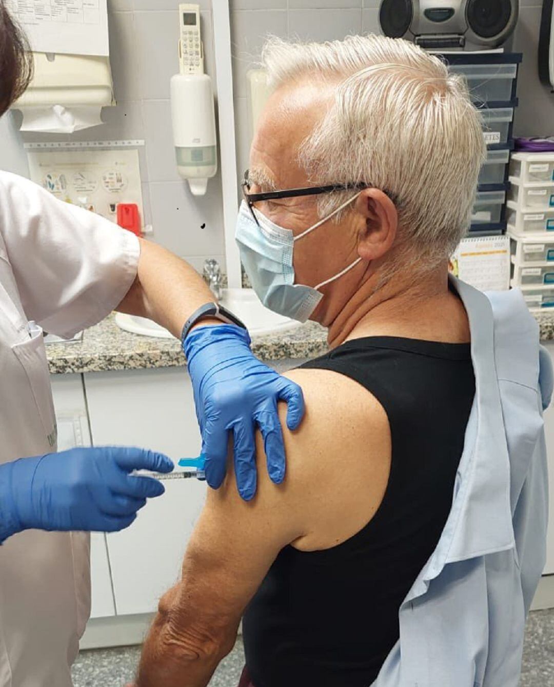 Joan Ribó recibe la vacuna