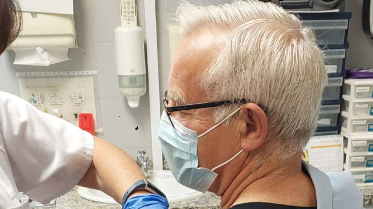 Vacunan al alcalde de València, Joan Ribó, horas después de quejarse en redes sociales de que no le llamaban