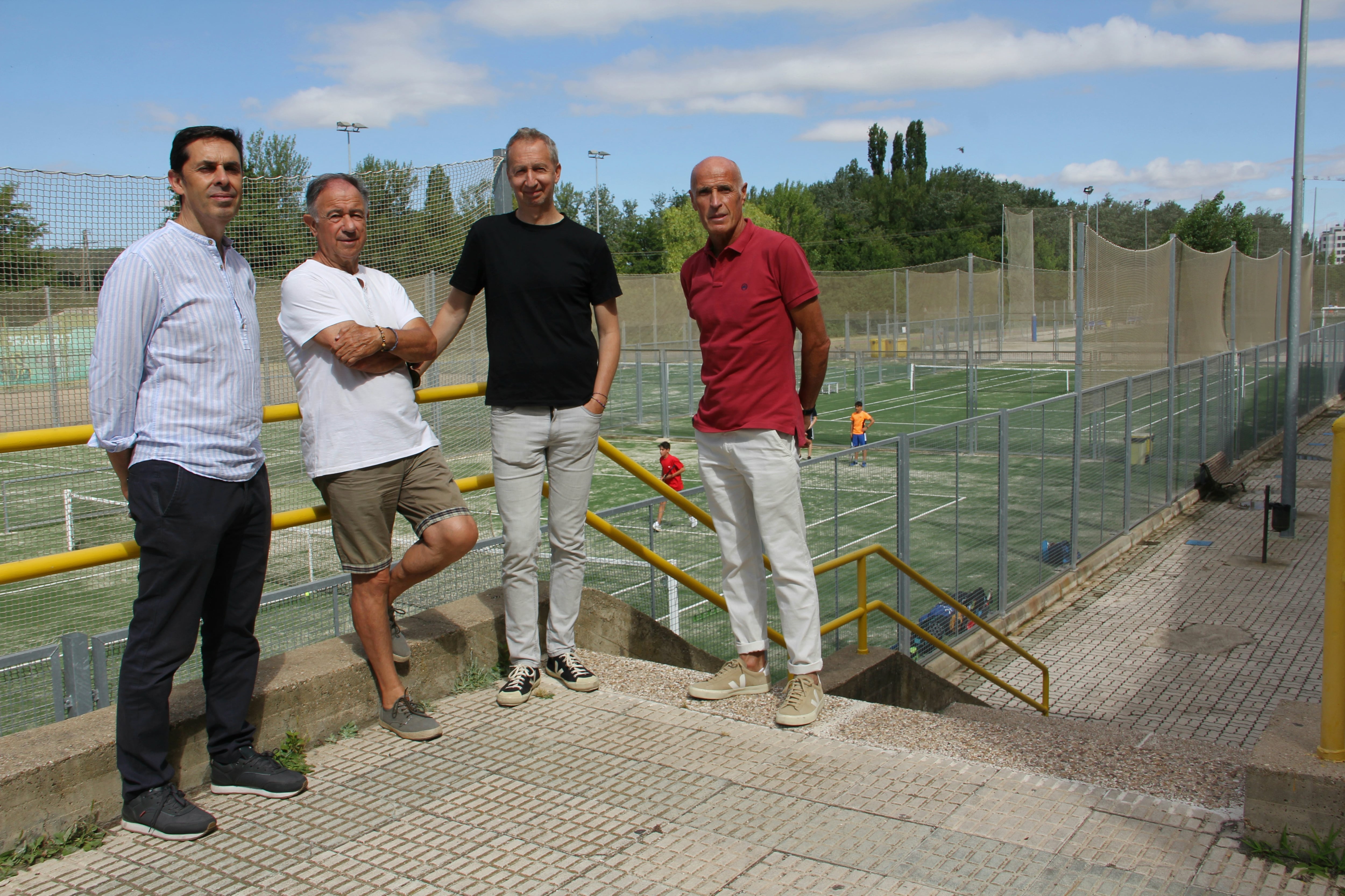 El Ayuntamiento de Palencia renueva el césped artificial de las pistas de tenis de Santa Marina