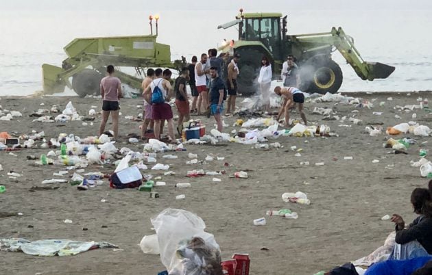 Los operarios de Limasa retirando basura en La Malagueta este domingo