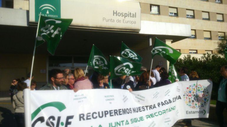 Concentración del sindicato CSIF a las puertas del Hospital Punta Europa, Algeciras.