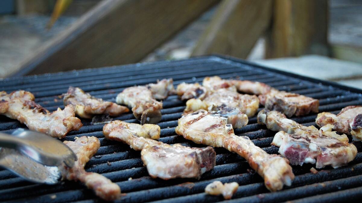 Eduardo Perote, de la Asociación Prao de Luyas, repasa la II Feria de la Chuletilla que se celebra en Piñel de Abajo gracias a la Asociacón Cin Cervas