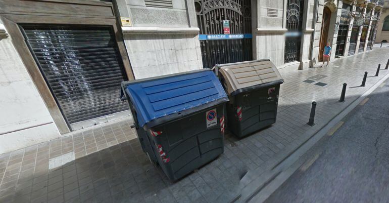 Contenedor donde se encontró un bebé en la calle Correos de Valencia