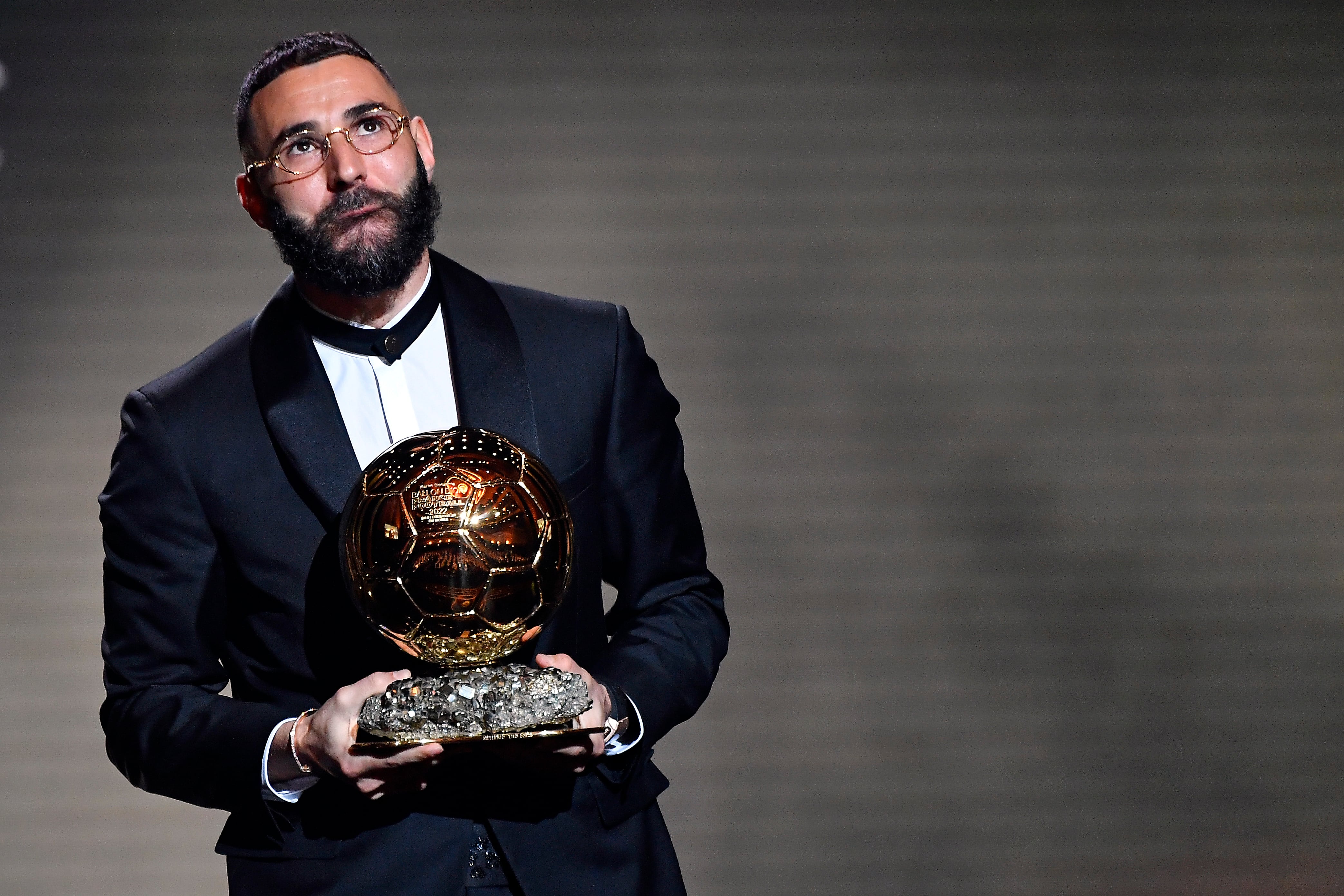 Karim Benzema posa con el Balón de Oro conseguido la temporada pasada. (Photo by Aurelien Meunier/Getty Images)