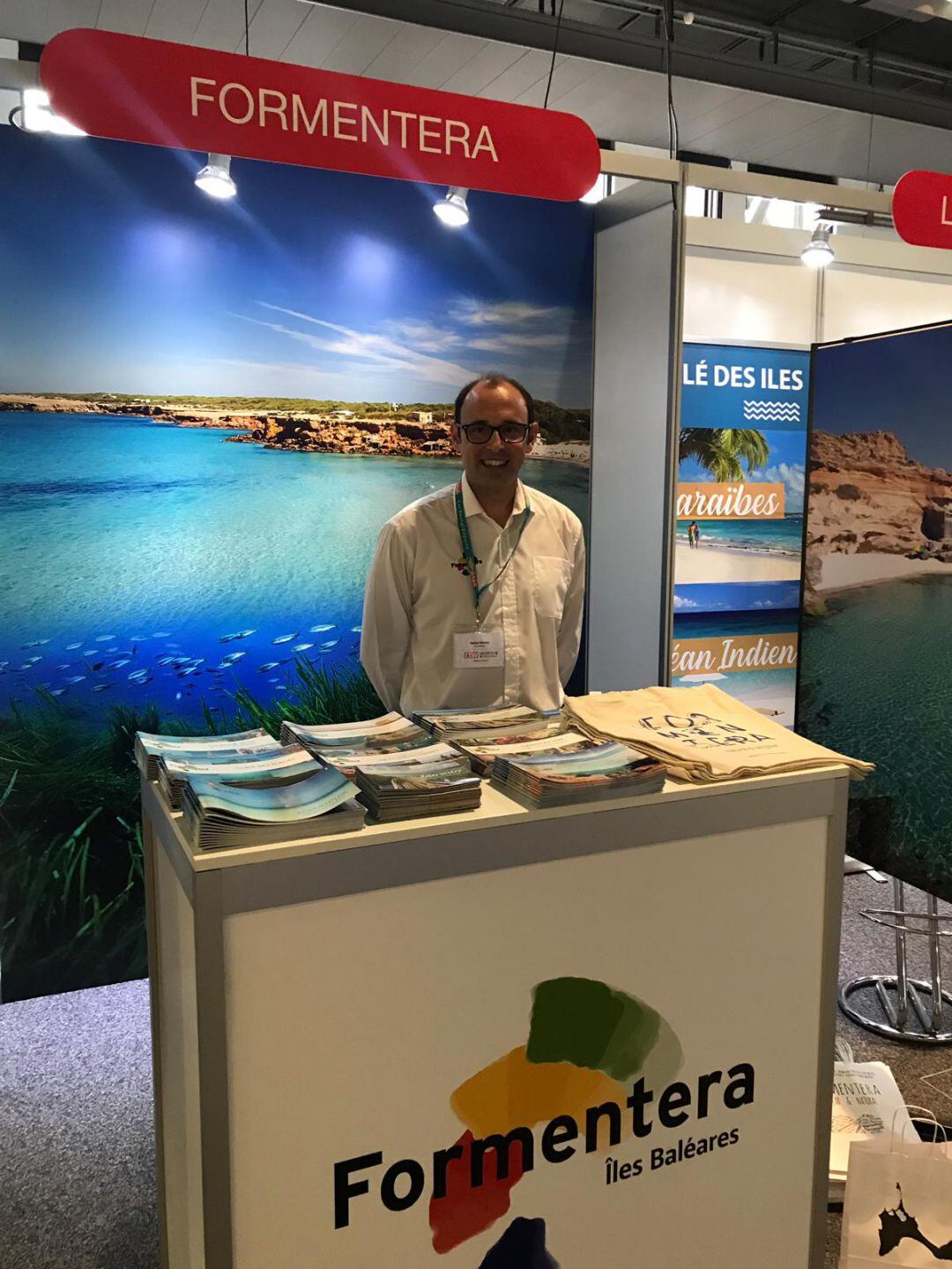 Carlos Bernús en el stand que Formentera tiene en la feria suiza