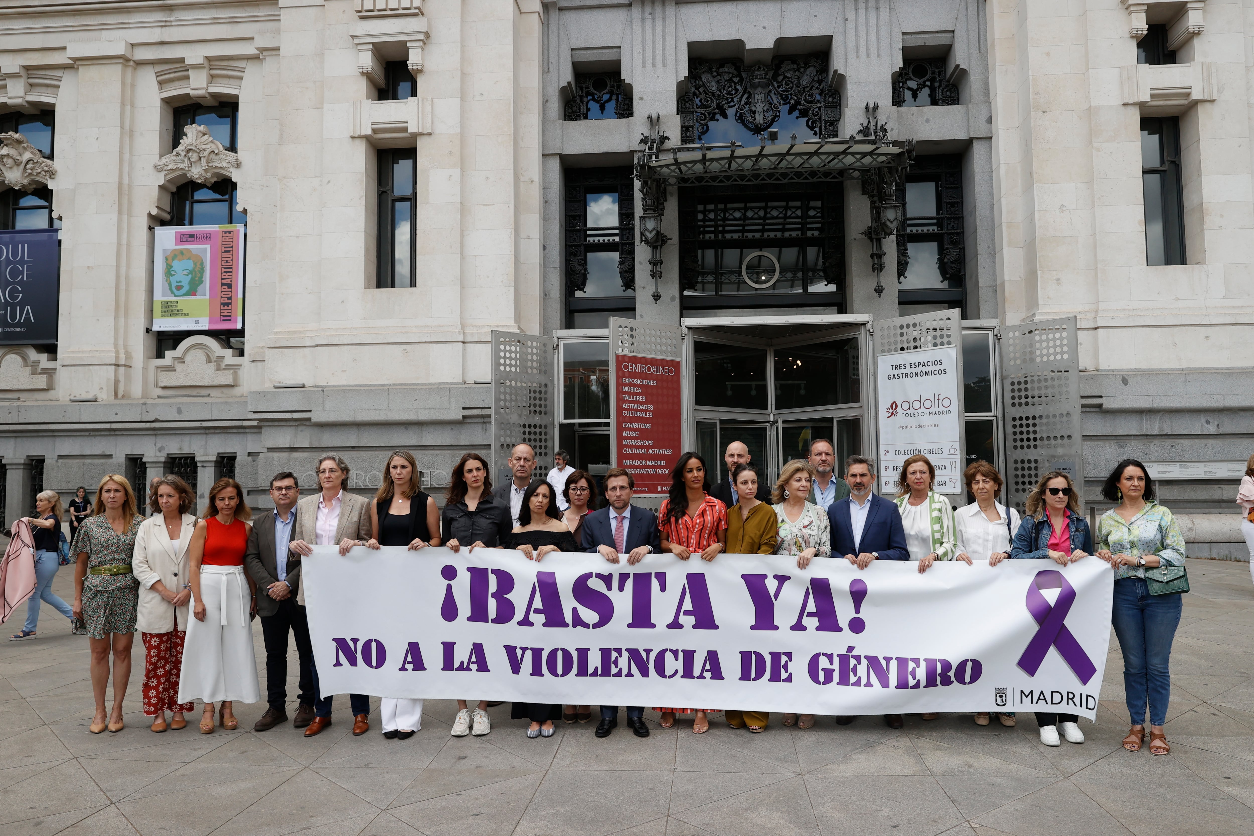 Minuto de silencio convocado por el Ayuntamiento de Madrid como muestra de repulsa y condena por el asesinato de dos mujeres,