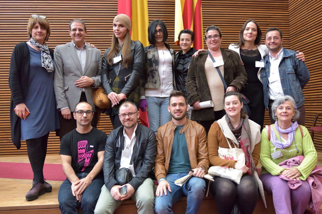 Fran Ferri recibe la visita de la comissió LGTBI a Les Corts durante la elaboración de la ley