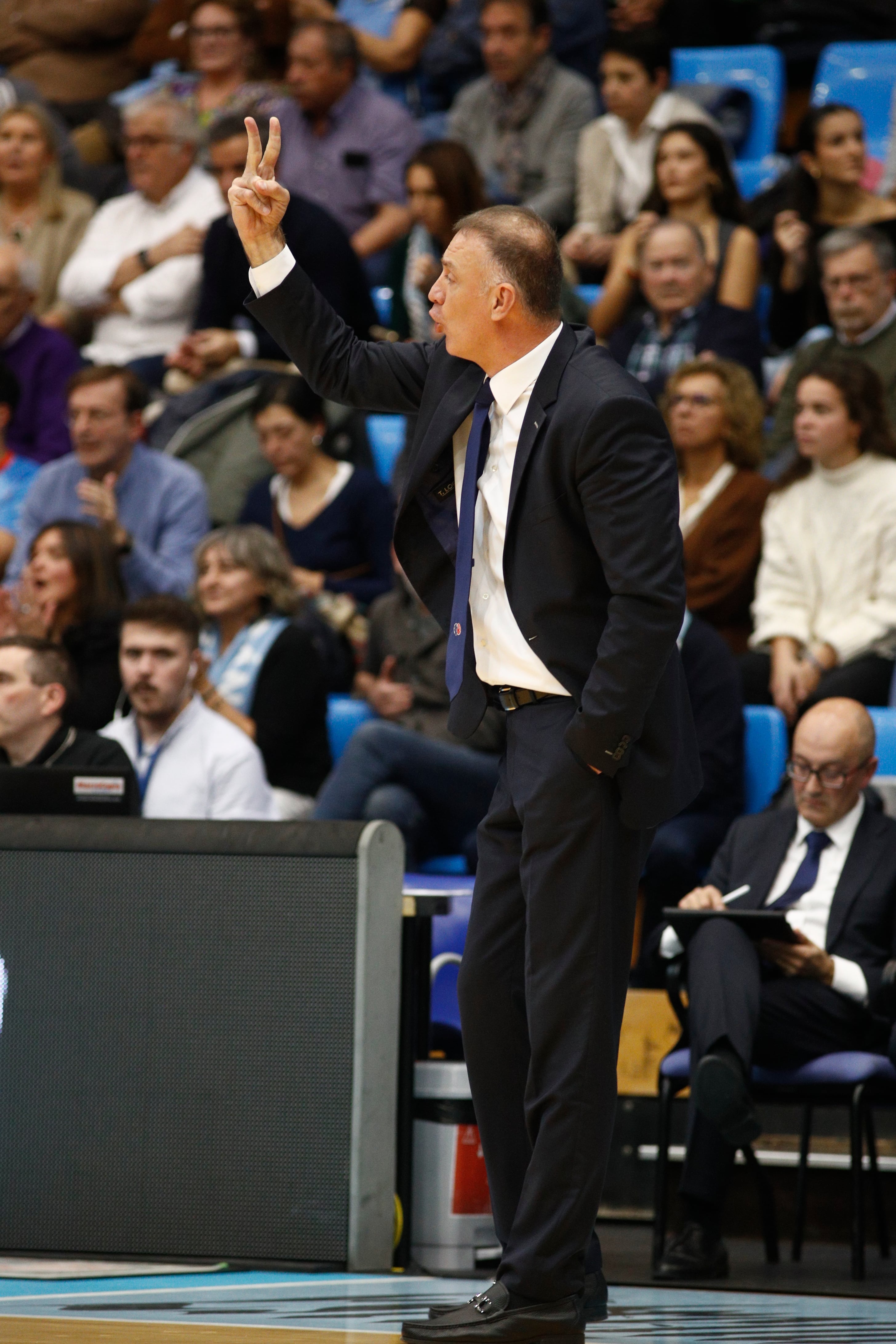 LUGO (GALICIA), 05/11/2023.- El entrenador croata del Breogán, Veljko Mrsic, reacciona este domingo, durante un partido de la Liga Endesa de baloncesto, en Lugo (Galicia). EFE/ Pedro Eliseo Agrelo Trigo
