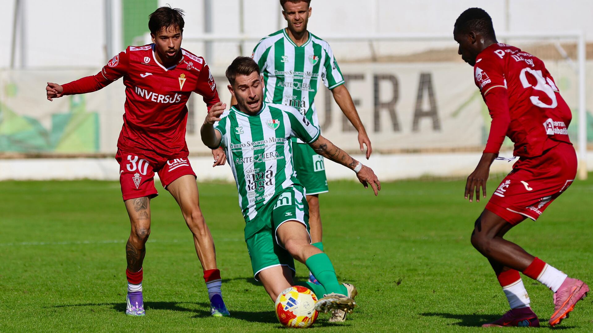 David Ramos pelea la pelota en el Antequera - Real Murcia