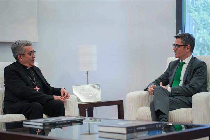 El ministro de la Presidencia, Justicia y Relaciones con las Cortes, Félix Bolaños, durante un encuentro con el presidente de la Conferencia Episcopal Española (CEE), Luis Javier Argüello