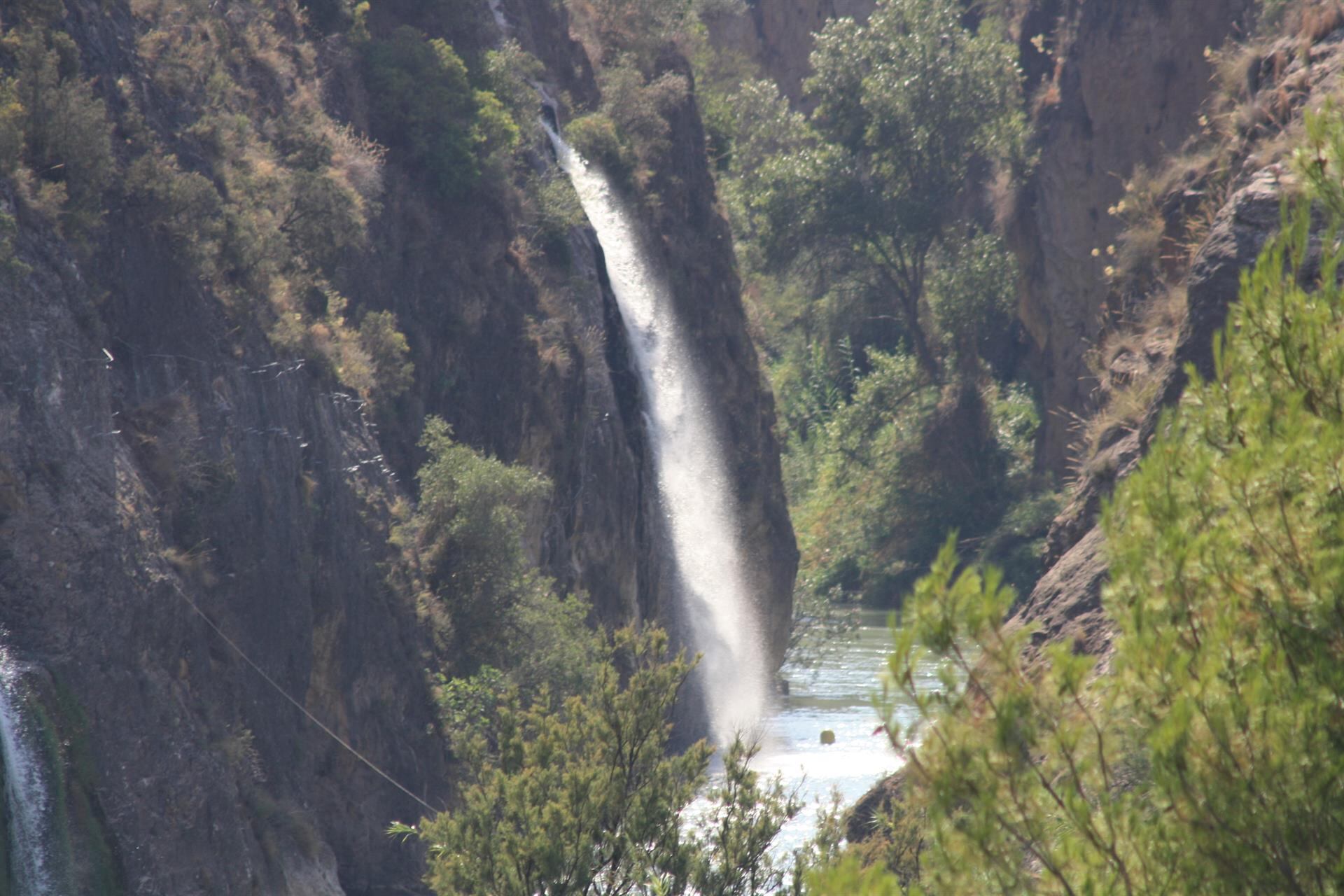 Imagen de archivo de uno de los pozos del Sinclinal de Calasparra vertiendo agua al río Segura