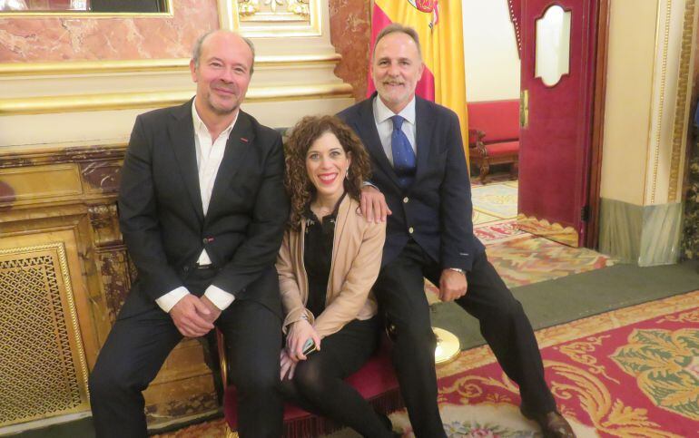 Juan Carlos Campo, Miriam Alconchel y Salvador de la Encina, en una sala del Congreso de los Diputados