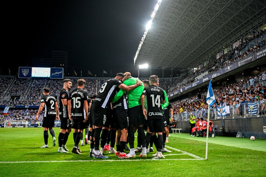 Los jugadores del Elche celebran uno de los goles en su victoria ante el Málaga