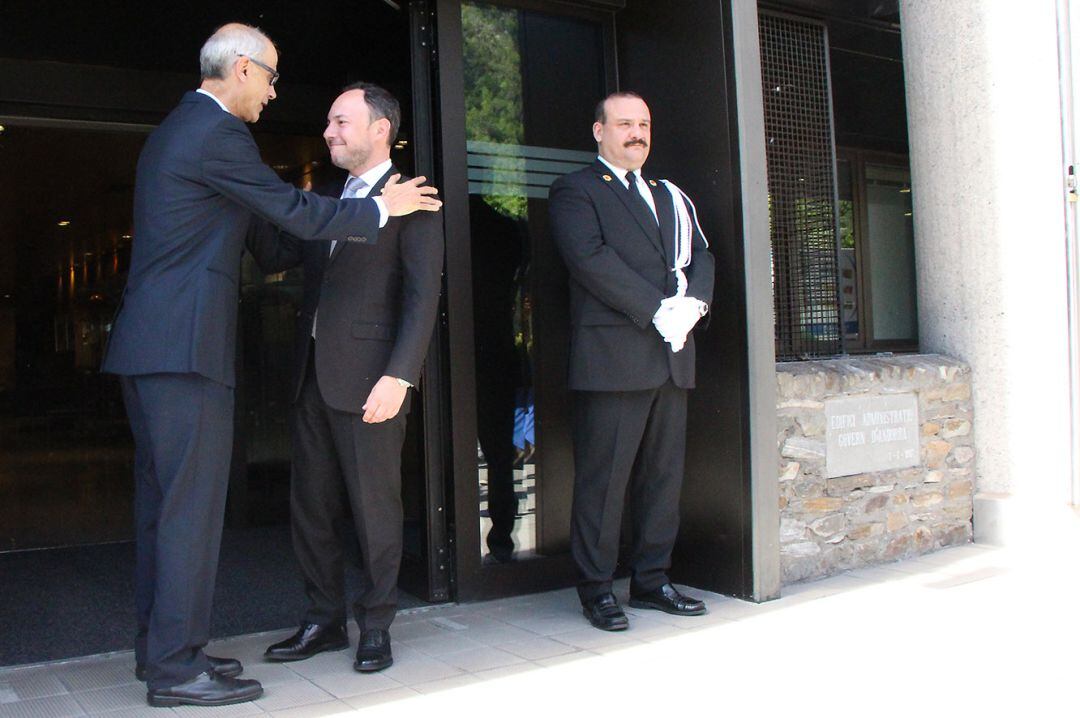 Xavier Espot, ja com a nou cap de Govern, acomiada a la porta de l'edifici administratiu Antoni Martí, cap de Govern sortint, després del tradicional acte de traspàs de poders.