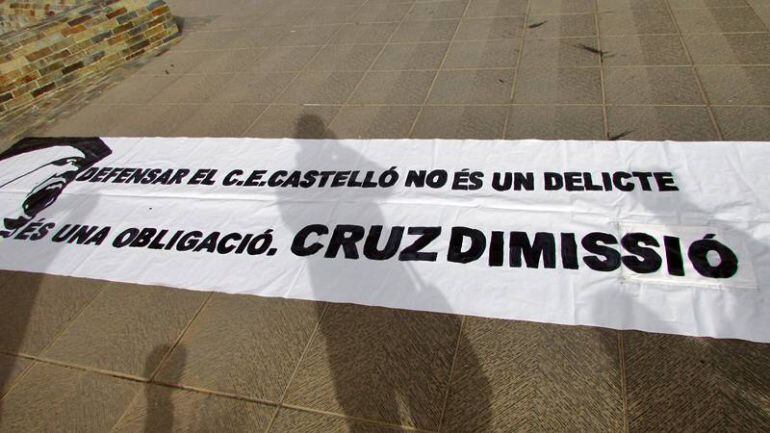 El grupo de animación &#039;Barricada Albinegra&#039; pide la dimisión del presidente del C.D.Castellón, David Cruz