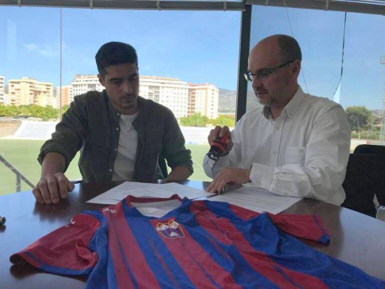 Toni Rodríguez (I) firmando su contrato con el presidente del Eldense, José María Roig