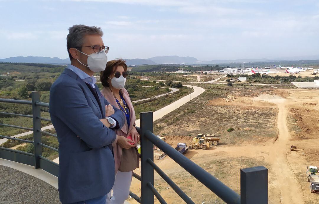 Imagen del conseller y presidente de Aerocas, Arcadi España, con la directora del aeropuerto, Blanca Marín