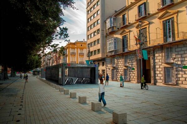 Simulación de la boca del metro en la Alameda Principal de Málaga
