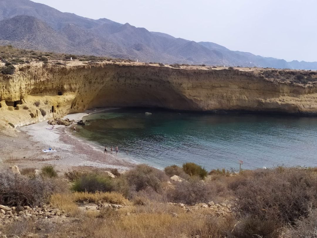 Calablanca, en la diputación lorquina de Garrobillo. Esta cala virgen hoy sería un puerto deportivo si hubiera salido adelante el macroproyecto urbanístico previsto en la Marina de Cope