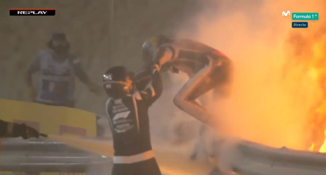 Romain Grosjean saliendo de su coche incendiado en el GP de Bahrein. 