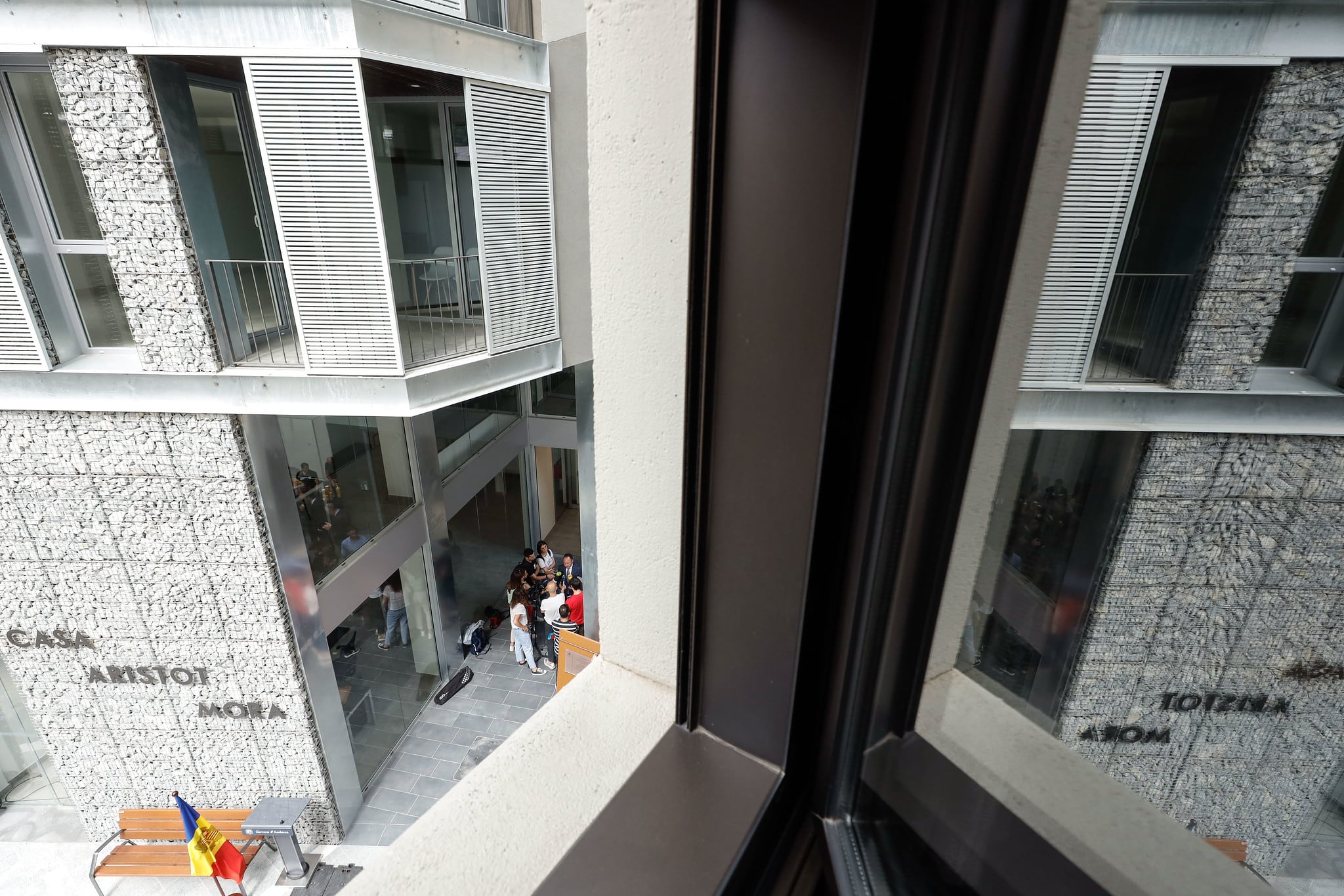 La casa Aristot Mora va ser un dels primers edificis que conformen el parc públic d&#039;habitatges del Govern