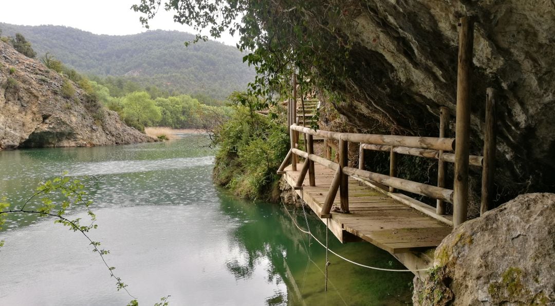 Una pasarela de madera nos acerca a la cueva del Sierpe, junto al embalse de Chincha, en Puente de Vadillos, Cañizares (Cuenca).