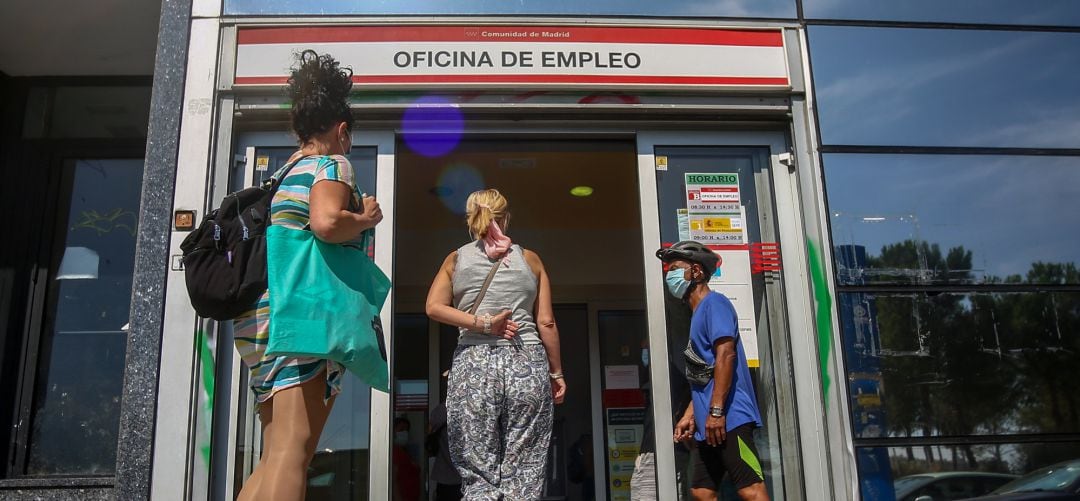 El número de parados en España en las oficinas de los servicios públicos de empleo (antiguo Inem) bajó en 197.841 desempleados en julio (-5,47%), lo que supone la mayor caída en cualquier mes de la serie histórica 