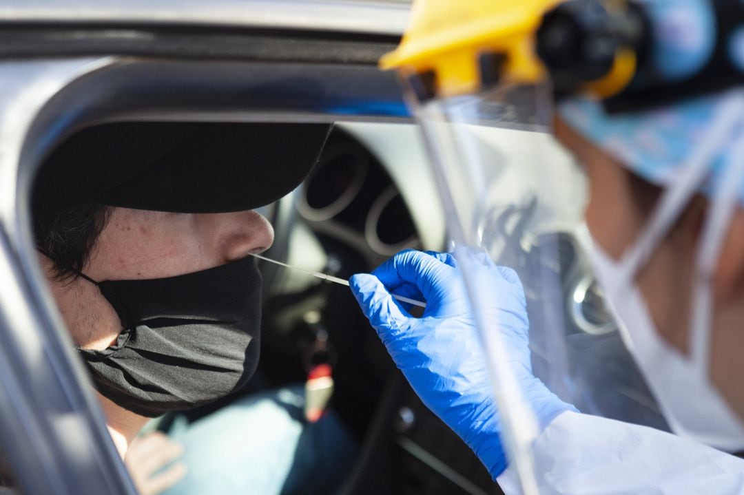 Realización de una prueba PCR a un ciudadano.