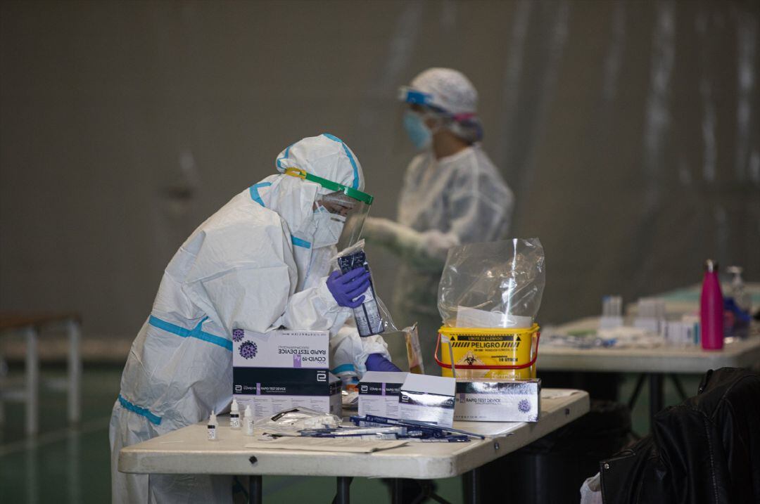 Sanitarios trabajando durante un cribado masivo de COVID-19 con test de antígenos , en una imagen de archivo