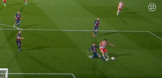 El VAR no mostró todas las imágenes posible del penalti del Huesca - Almería