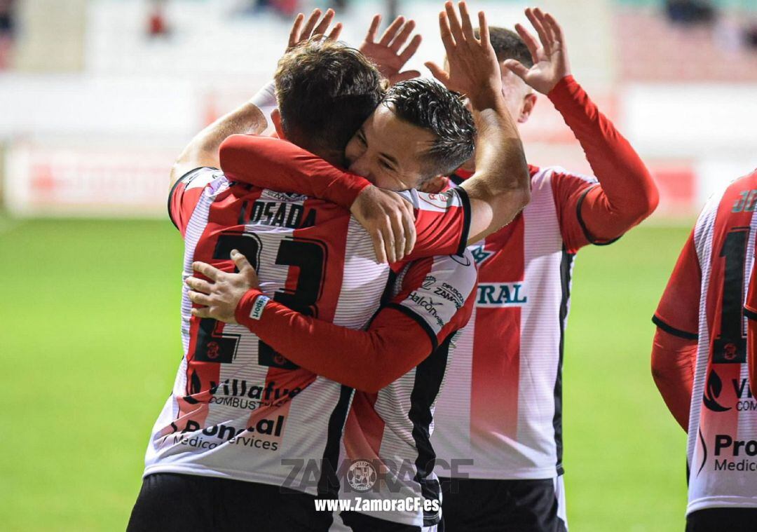 Los rojiblancos celebrando el primer gol