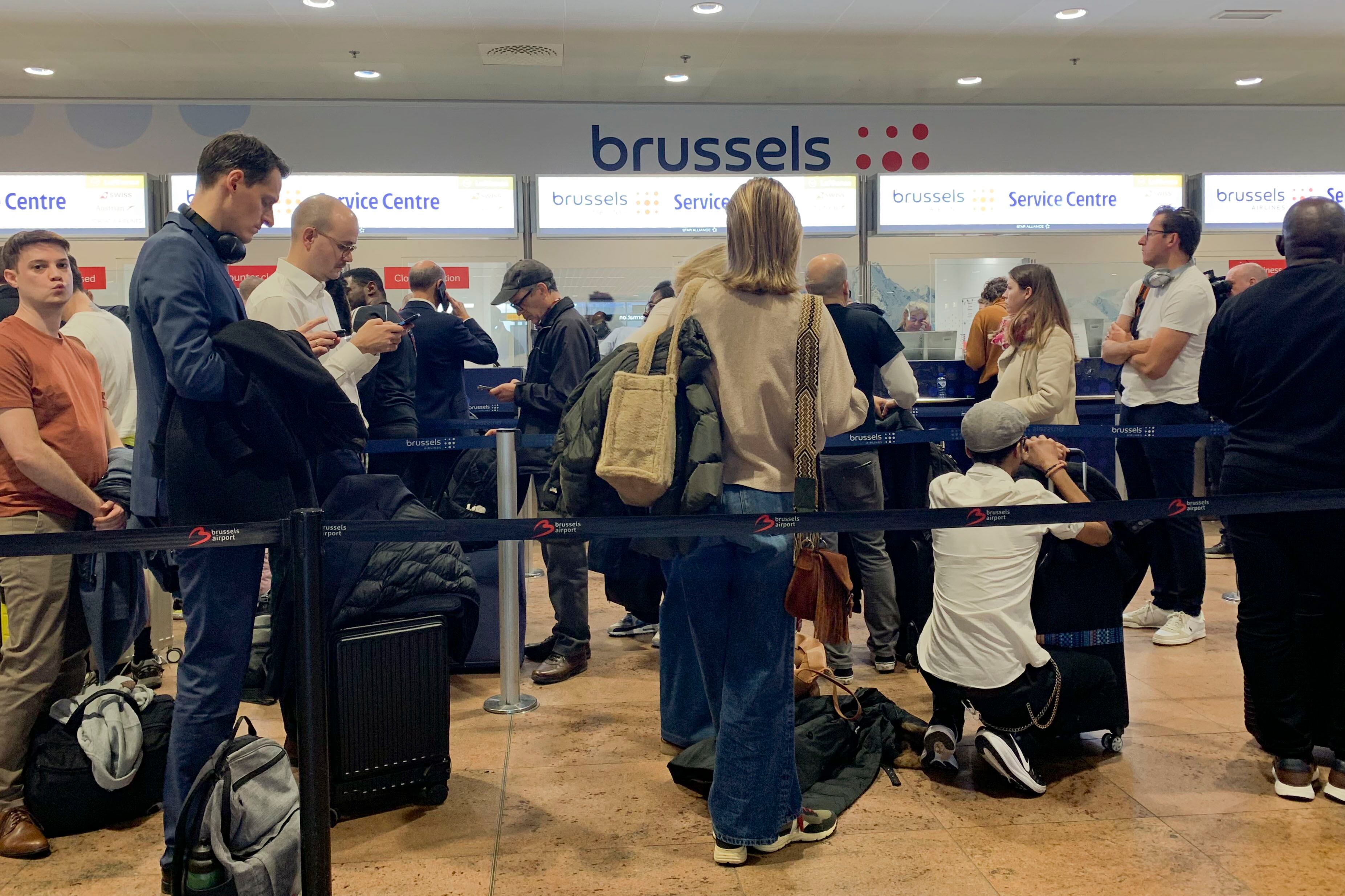 Largas colas formadas en los mostradores del aeropuerto de Bruselas tras la cancelación de vuelos por el avistamiento de drones