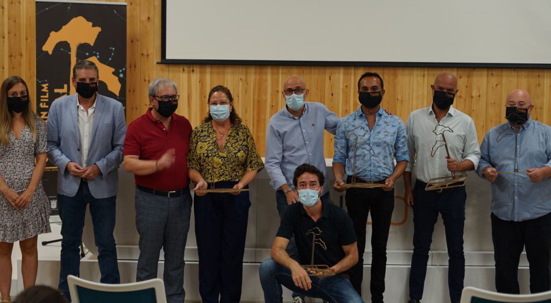 Foto de familia de los premiados e instituciones de la edición 2021 del Galapán Film Festival de Santiago Pontones.