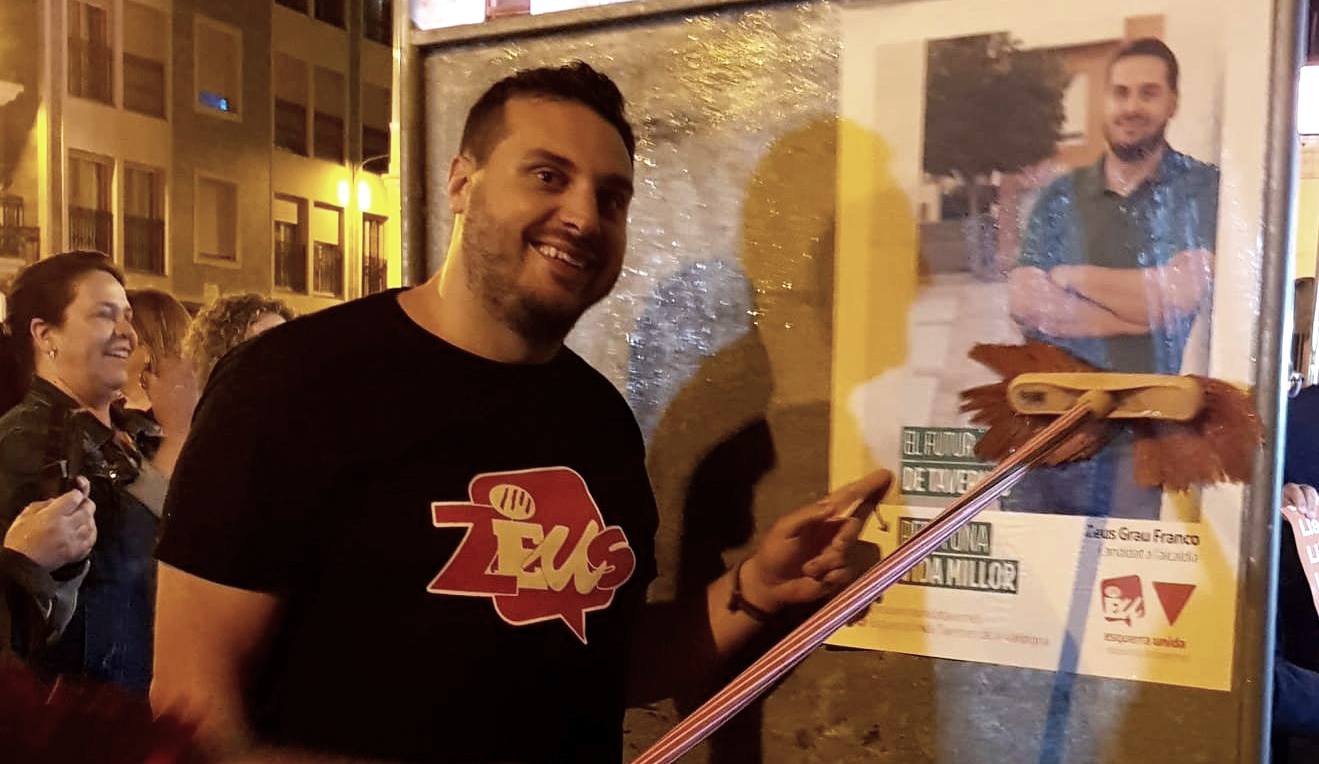 Zeus Grau durante la pegada de carteles al inicio de la campaña en Tavernes.