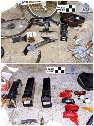 GRA017. MADRID, 30/10/2015.- Fotografía facilitada por la Policía Nacional y la Policía Municipal de Madrid que han detenido en una operación conjunta a nueve personas integrantes de una banda especializada en el robo y desguace de bicicletas del servicio público de alquiler de bicicletas, BiciMAD. Los delincuentes desmontaban las bicis y vendían sus piezas a terceros. En la operación se han recuperado restos de diecinueve bicicletas eléctricas pertenecientes a este servicio público. Solo los daños causados por los robos de las bicis recuperada están valorados en más de 24.000 euros. EFE