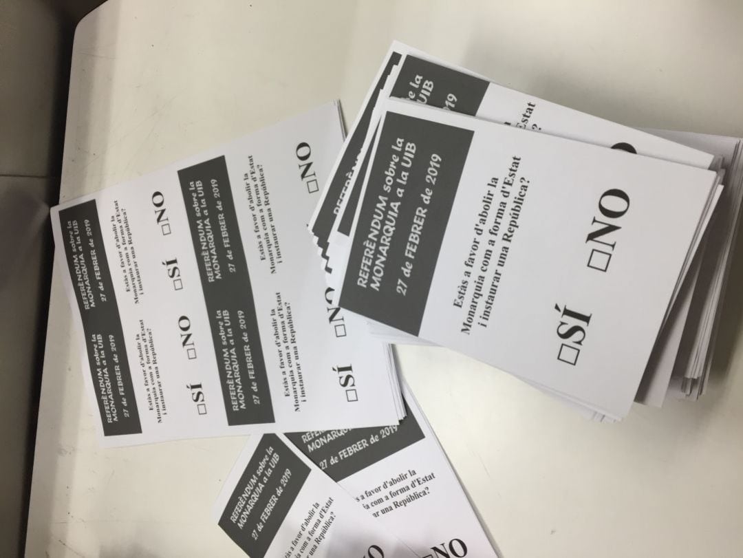 Las papeletas que se utilizaron en la consulta entre monarquía o república en la UIB.