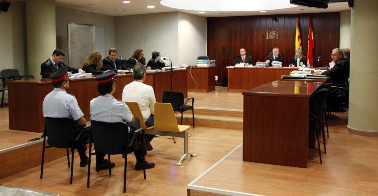 Imatge general de la sala de vistes de l'Audiència de Lleida amb el pederasta de Castelldans, David Donet, assegut al banc dels acusats i custodiat pels mossos d'esquadra.